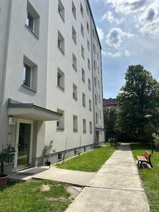 Kiki Living - Peaceful Apartment In Schwechat #2 Exterior photo